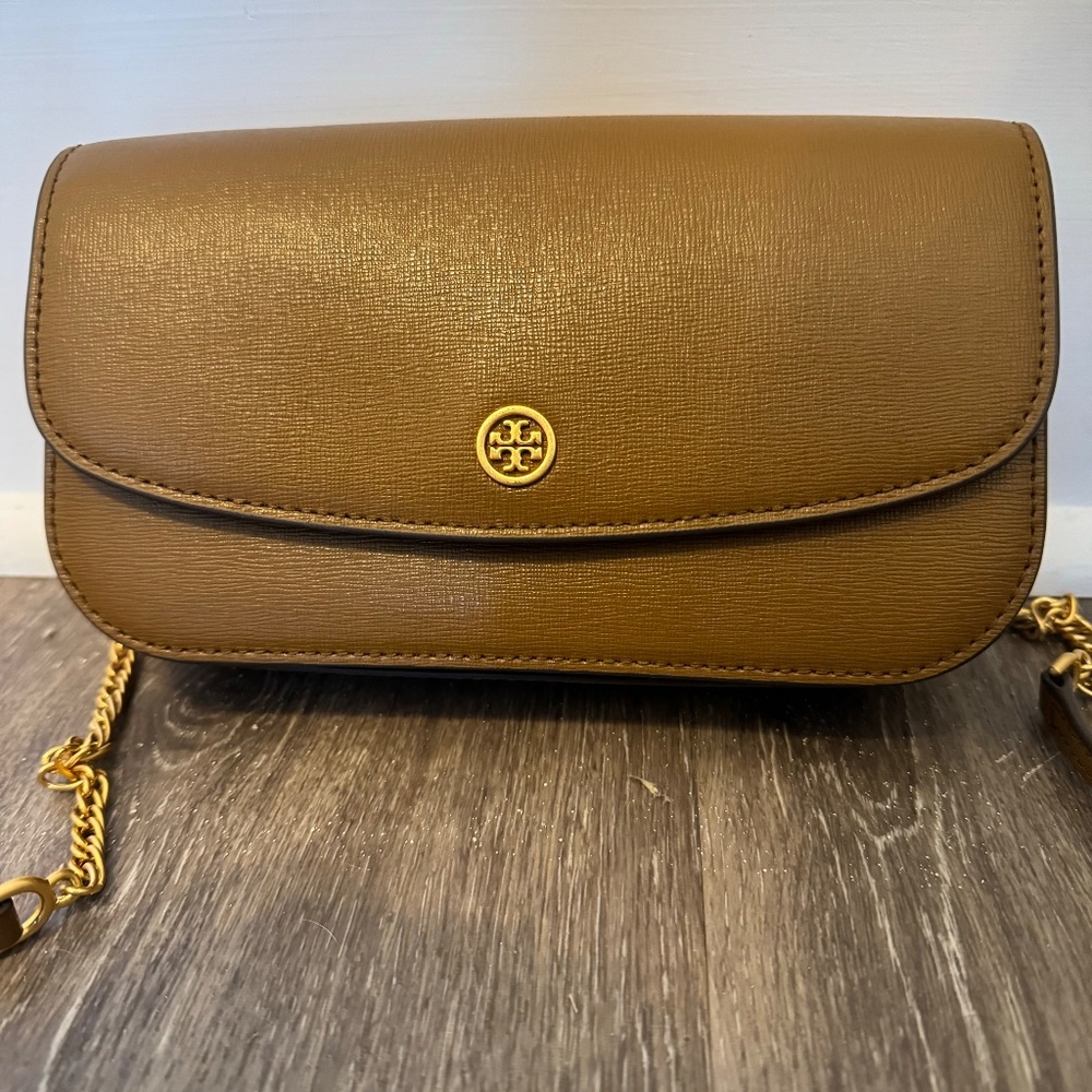 Tory Burch Robinson E/W Chain Wallet Crossbody